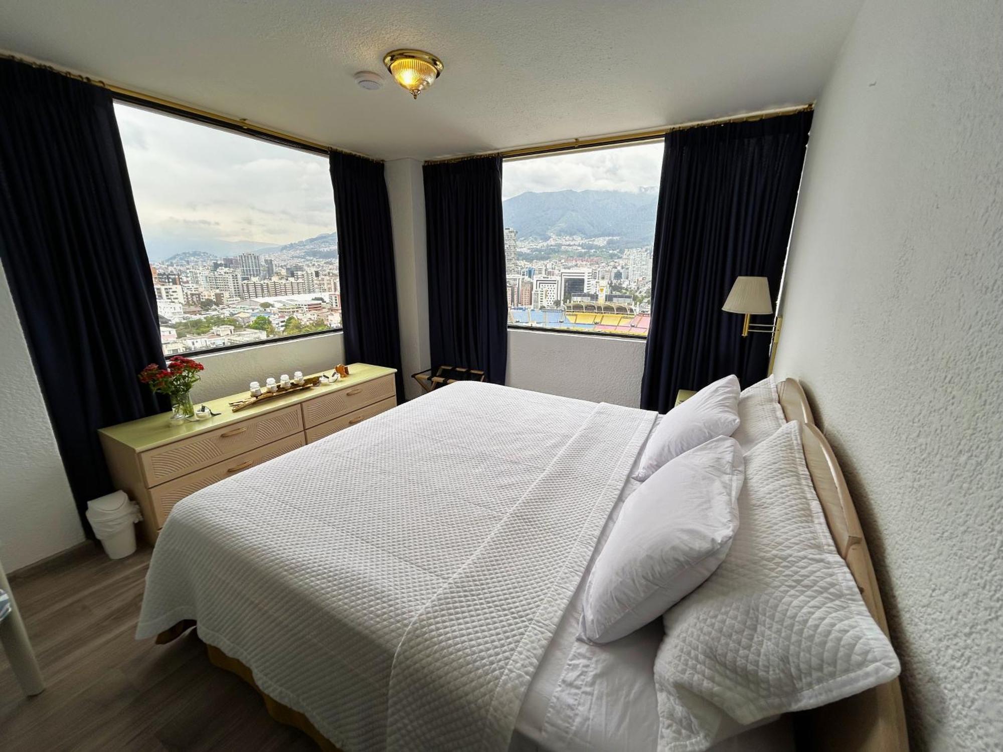 Stanford Suites Hotel كويتو الغرفة الصورة