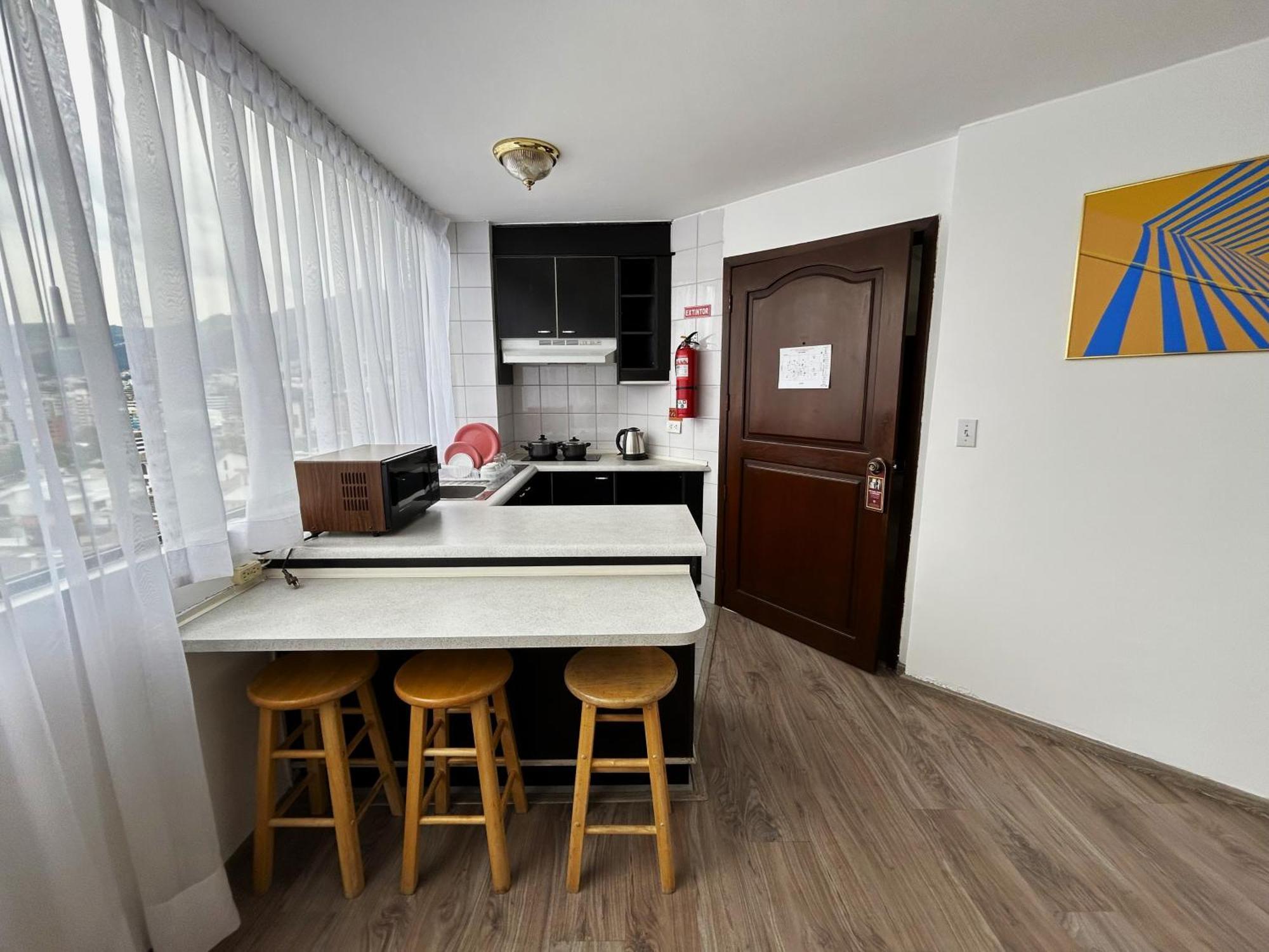Stanford Suites Hotel كويتو الغرفة الصورة