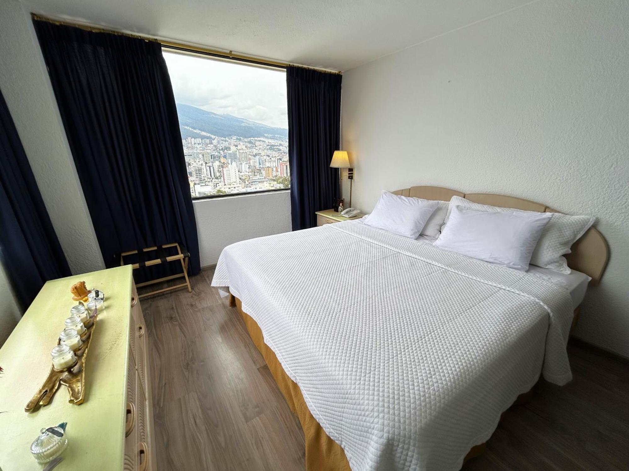 Stanford Suites Hotel كويتو الغرفة الصورة